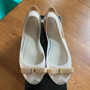 Melissa Queen Vi shoes size 10 in beige.